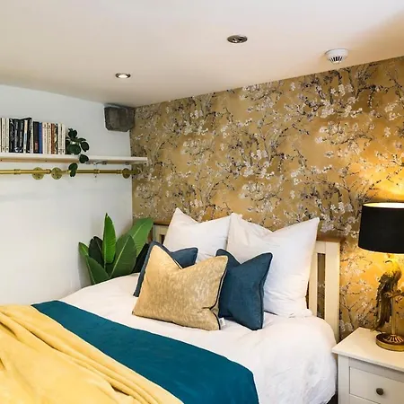 Pipe Lane - Charming 3 Bedroom House *
